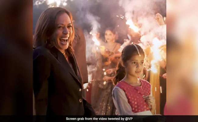 Kamala Harris saat merayakan Diwali di Gedung Putih