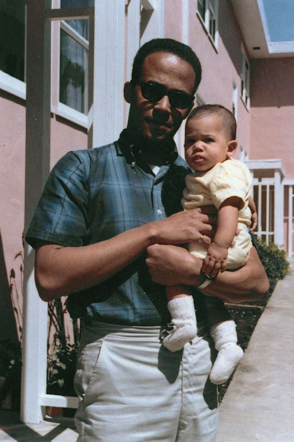 Kamala Harris saat kecil dengan ayahnya Donald J. Harris