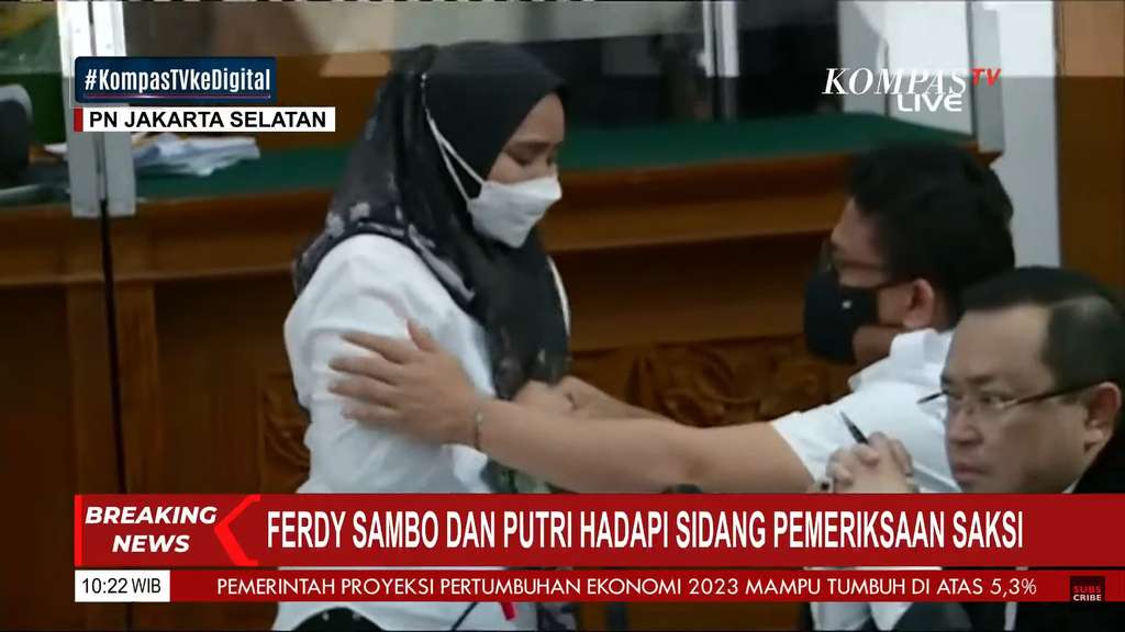 Momen ART Susi Cium Tangan dan Peluk Ferdy Sambo Putri Candrawatahi