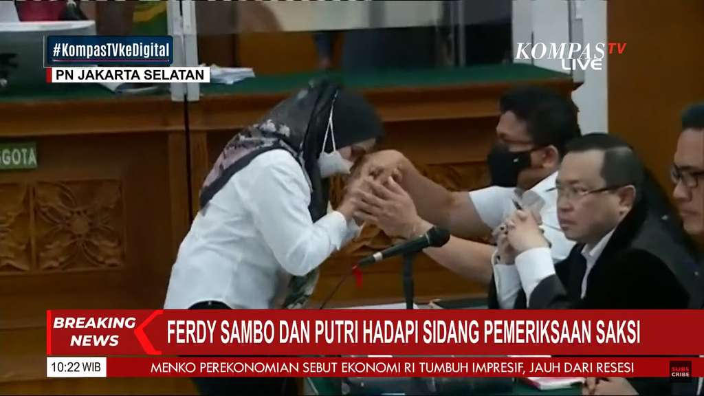 Momen ART Susi Cium Tangan dan Peluk Ferdy Sambo Putri Candrawatahi