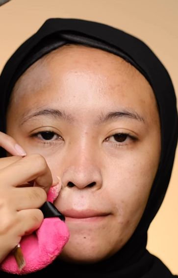 Memakai Bedak