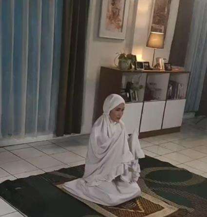 Di balik layar adegan sholat malam di sinetron.