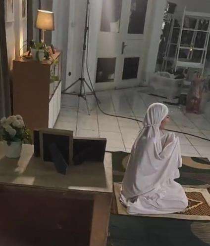 Di balik layar adegan sholat malam di sinetron.