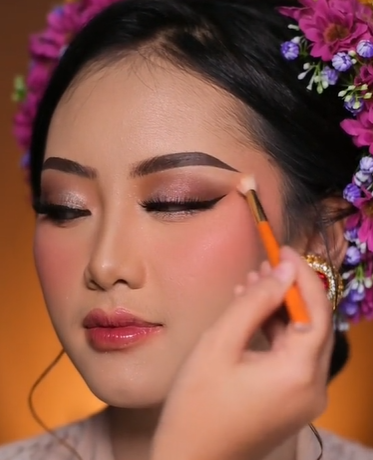 Memakai Bedak
