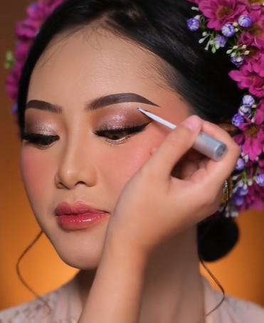 Memakai Lem Bulu Mata
