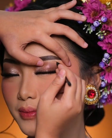 Menghapus Eyeliner