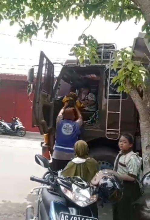 Viral siswa SD pulang sekolah dijemput optimus prime.