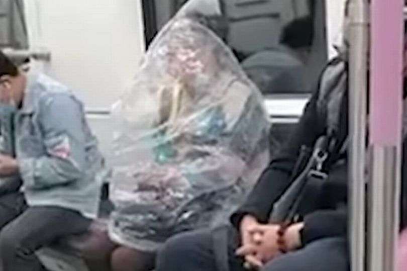 wanita makan pisang
