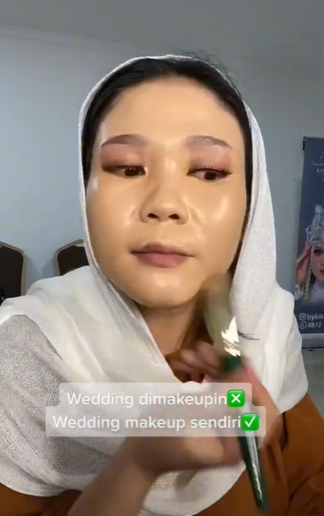 MUA Rias Wajah Sendiri Saat Menikah