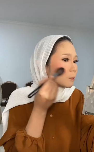 MUA Rias Wajah Sendiri Saat Menikah