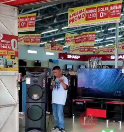 Cek sound dikira mau nyanyi karaoke, malah baca tahlilan.