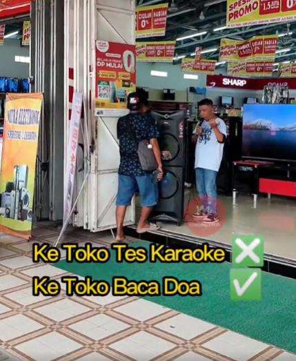 Cek sound dikira mau nyanyi karaoke, malah baca tahlilan.