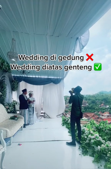 Viral Pernikahan Digelar di Atas Genteng, Posisi Tamu Bikin Bingung Viral Pernikahan Digelar di Atas Genteng, Posisi Tamu Bikin Bingung