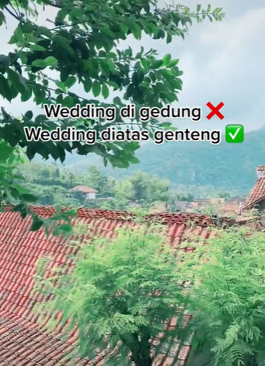 Viral Pernikahan Digelar di Atas Genteng, Posisi Tamu Bikin Bingung Viral Pernikahan Digelar di Atas Genteng, Posisi Tamu Bikin Bingung