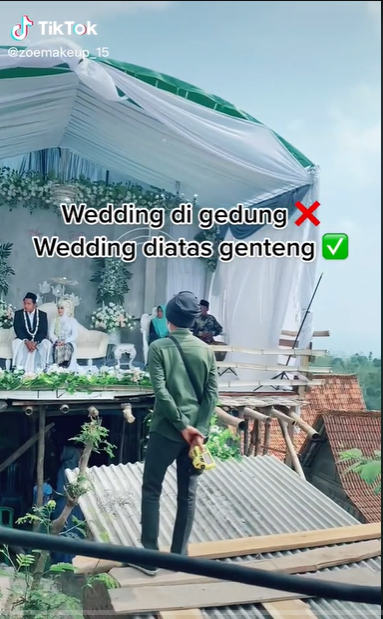 Viral Pernikahan Digelar di Atas Genteng, Posisi Tamu Bikin Bingung Viral Pernikahan Digelar di Atas Genteng, Posisi Tamu Bikin Bingung