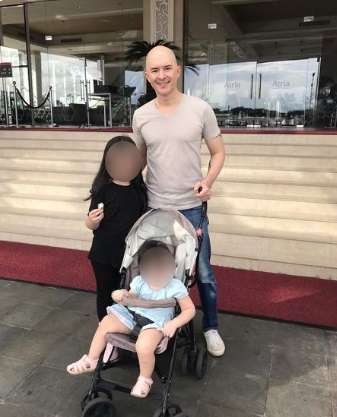 Alex Tian dan kedua buah hatinya