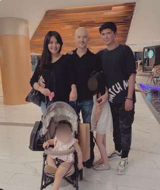 Alex Tian bersama istri dan ketiga anaknya