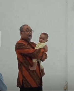 Viral Dosen Mengajar Sambil Gendong Bayi, Ini Pengakuan Sang Ibu yang Bawa Anak ke Kampus