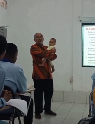 Viral Dosen Mengajar Sambil Gendong Bayi, Ini Pengakuan Sang Ibu yang Bawa Anak ke Kampus