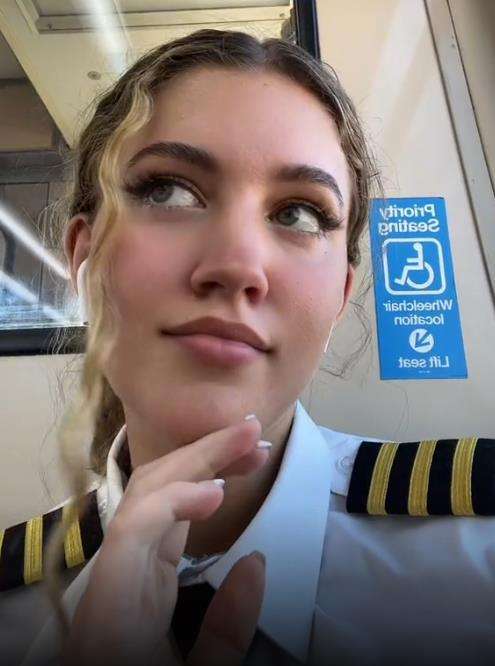 Curhat co-pilot cantik.