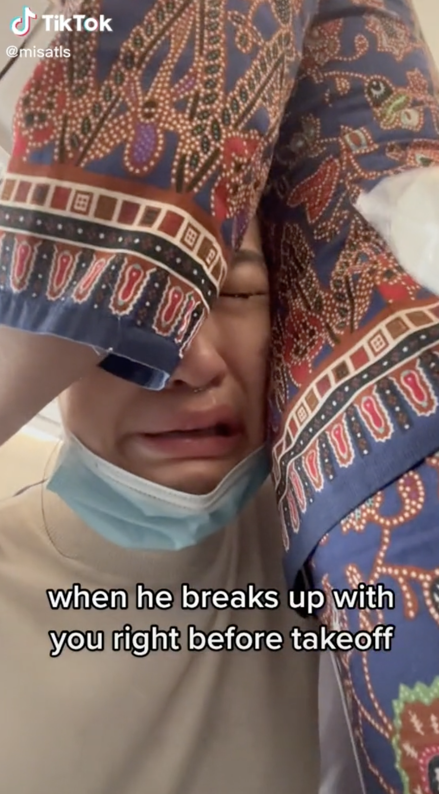 Viral Diputusin Pacar Sebelum Naik Pesawat, Wanita Ini Nangis di Pelukan Pramugari