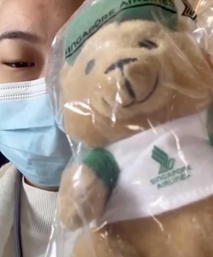 Viral Diputusin Pacar Sebelum Naik Pesawat, Wanita Ini Nangis di Pelukan Pramugari