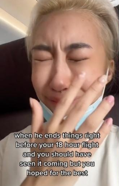 Viral Diputusin Pacar Sebelum Naik Pesawat, Wanita Ini Nangis di Pelukan Pramugari
