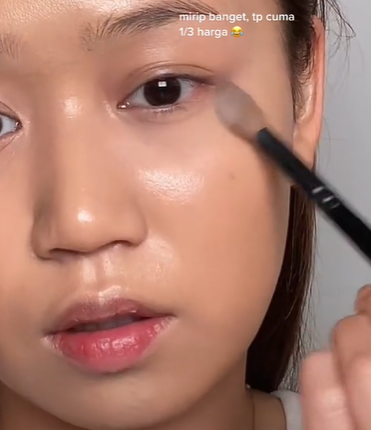 Memakai Bedak Memakai Bedak