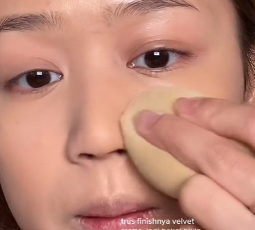 Memakai Bedak Memakai Bedak