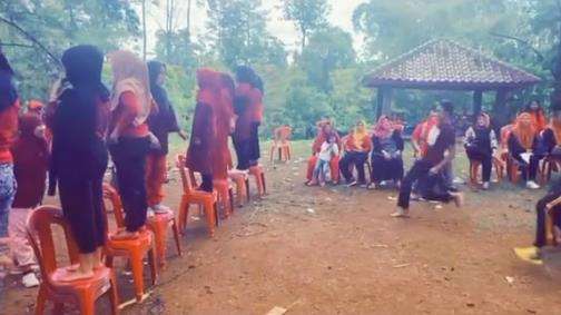 Momen ngakak suami bingung cari istri saat lomba gendong istri.