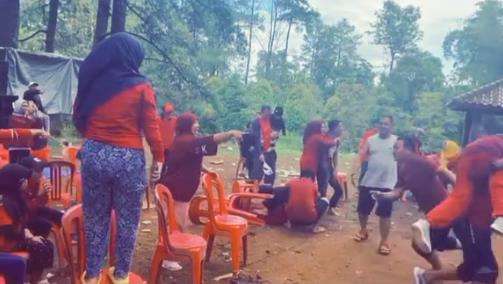 Momen ngakak suami bingung cari istri saat lomba gendong istri.