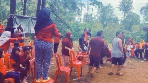 Momen ngakak suami bingung cari istri saat lomba gendong istri.