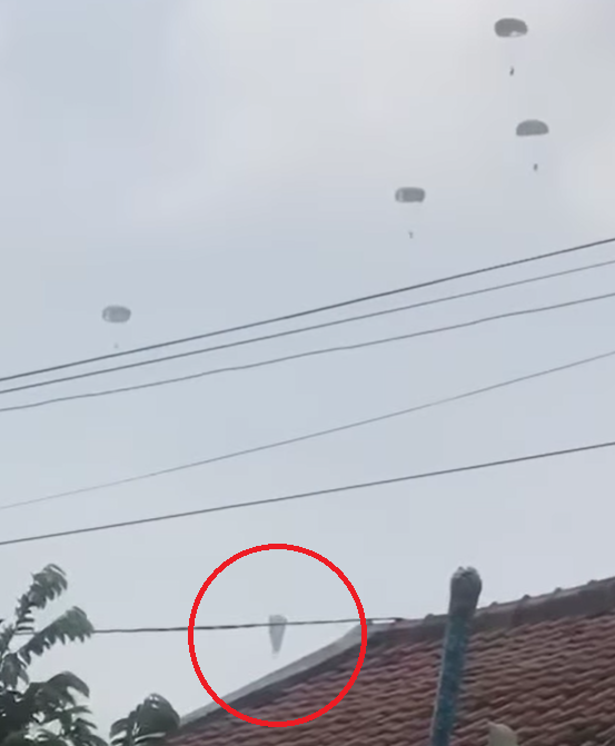Detik-detik Menegangkan Kecelakaan TNI AU Terjun dari Pesawat