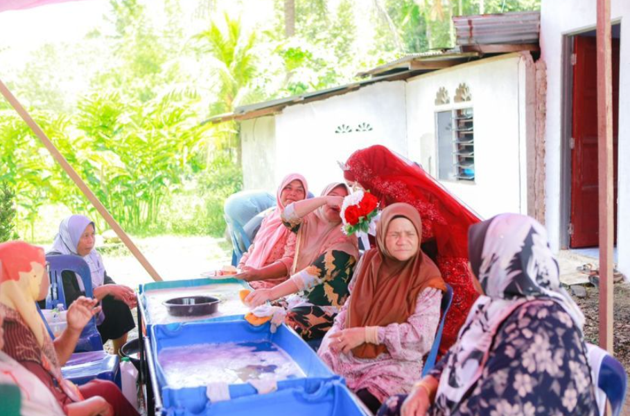 Viral Pria Nikahi Anak Tetangga, Tak hanya Rumah yang Dekat, Nama dan Tanggal Lahir Pun Mirip Viral Pria Nikahi Anak Tetangga, Tak hanya Rumah yang Dekat, Nama dan Tanggal Lahir Pun Mirip