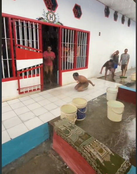 Momen Keseruan Napi Saat Mandi Hujan di Penjara, Main Seluncuran di Lantai