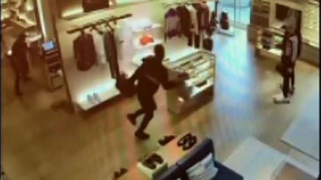 Viral Pencuri Tas di Toko Louis Vuitton Gagal Kabur karena Tabrak Kaca