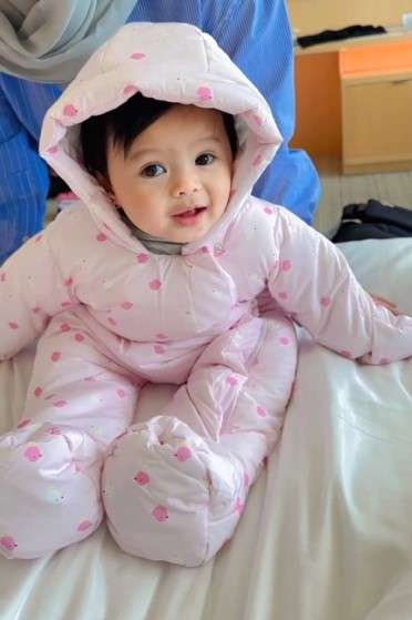 Ameena bikin gemas jadi pinguin