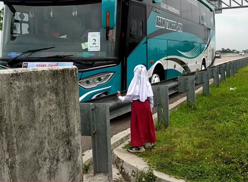 Demi Peluk dan Cium, Bocah Ini Rela Tunggu Ayahnya yang Sopir Bus di Pinggir Jalan