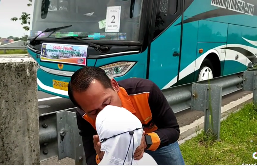 Demi Peluk dan Cium, Bocah Ini Rela Tunggu Ayahnya yang Sopir Bus di Pinggir Jalan