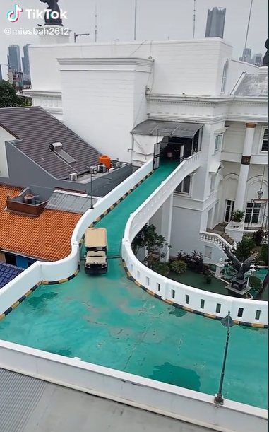 Penampakan Rumah Sultan di Tengah Kota, Punya Jalur Mobil Golf Penampakan Rumah Sultan di Tengah Kota, Punya Jalur Mobil Golf