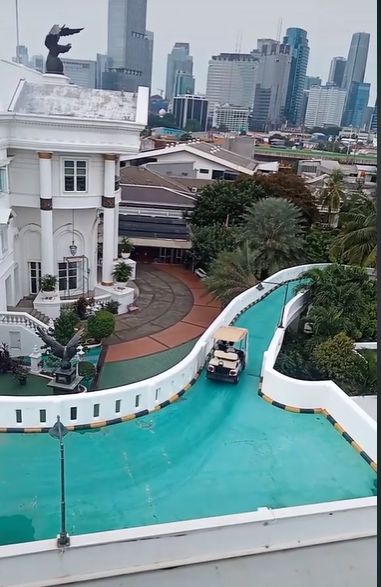 Penampakan Rumah Sultan di Tengah Kota, Punya Jalur Mobil Golf Penampakan Rumah Sultan di Tengah Kota, Punya Jalur Mobil Golf