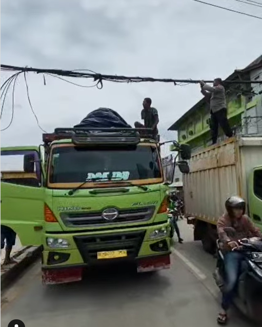 Ngeri! Aksi Polisi Rapikan Kabel Semrawut di Tangerang, Pakai Tangan Kosong sampai Panjat Truk