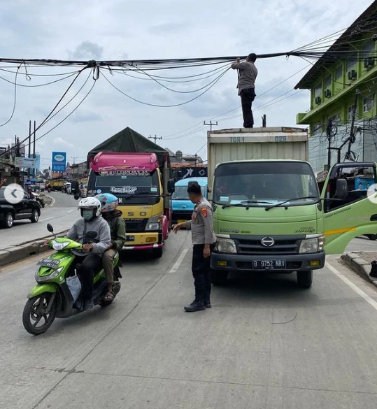 Ngeri! Aksi Polisi Rapikan Kabel Semrawut di Tangerang, Pakai Tangan Kosong sampai Panjat Truk
