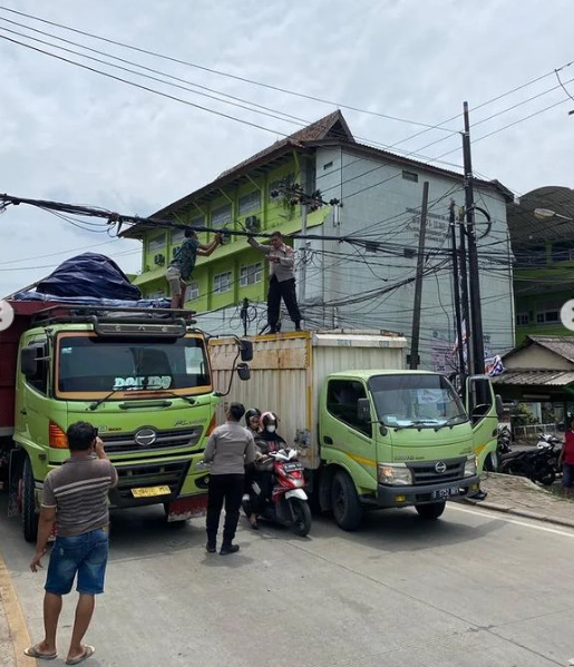 Ngeri! Aksi Polisi Rapikan Kabel Semrawut di Tangerang, Pakai Tangan Kosong sampai Panjat Truk
