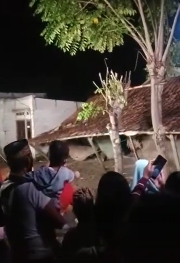 Rumah Dihancurkan untuk Bedah Rumah, Rumah Tetangga Malah Ikut Roboh