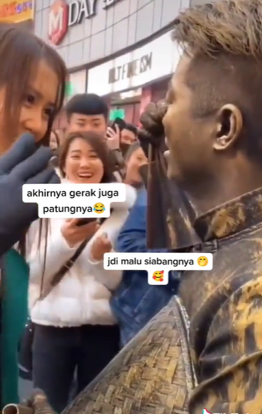 Endingnya Nggak Tahan Juga, Manusia Patung Akhirnya Bergerak di Goda Wanita Cantik