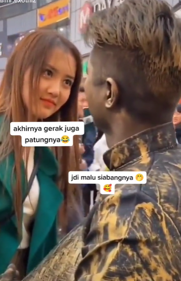 Endingnya Nggak Tahan Juga, Manusia Patung Akhirnya Bergerak di Goda Wanita Cantik