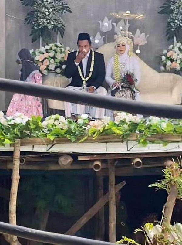 Viral pernikahan digelar di atas genteng rumah, netizen penasaran tamunya di mana.
