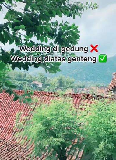Viral pernikahan digelar di atas genteng rumah, netizen penasaran tamunya di mana.