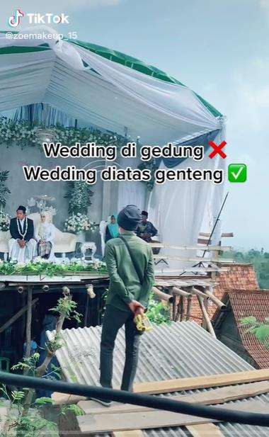 Viral pernikahan digelar di atas genteng rumah, netizen penasaran tamunya di mana.